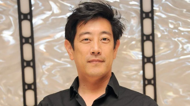 Grant Imahara en chemise noire avec col