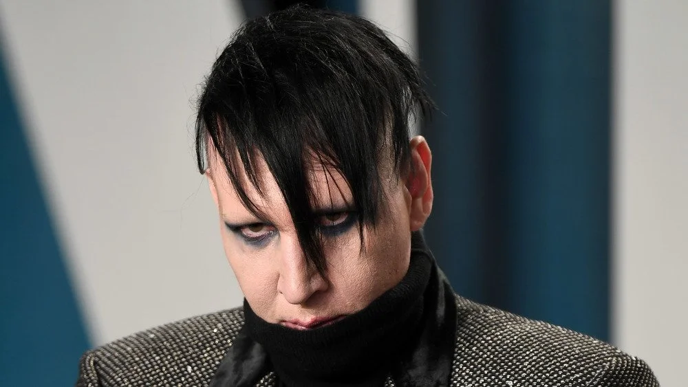Marilyn Manson en col roulé