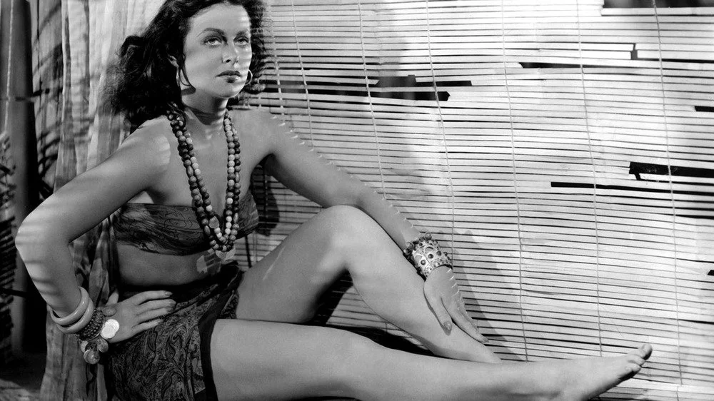 Hedy Lamarr assise dans un décor tropical
