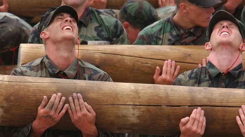 Soldats soulevant des rondins