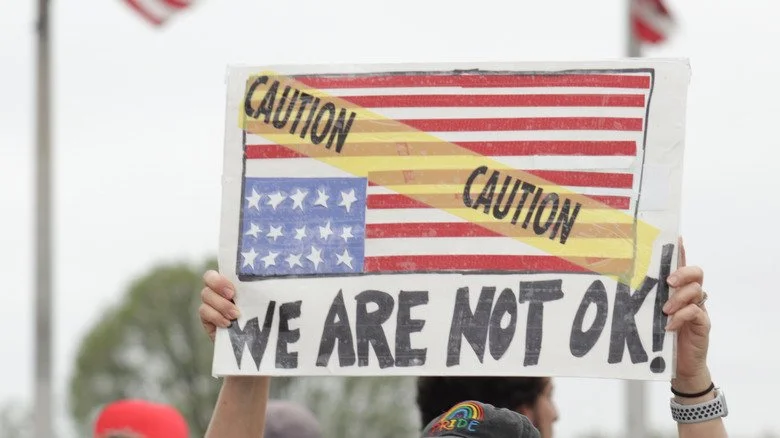 Manifestant tenant un drapeau américain à l'envers