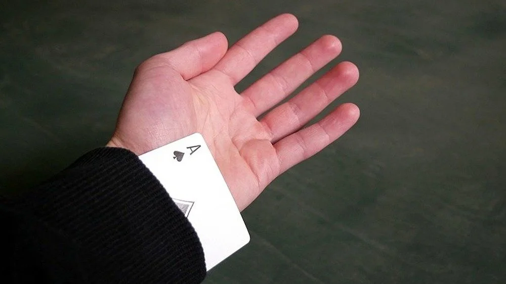 Tricheur au jeu de cartes avec un as dans la manche