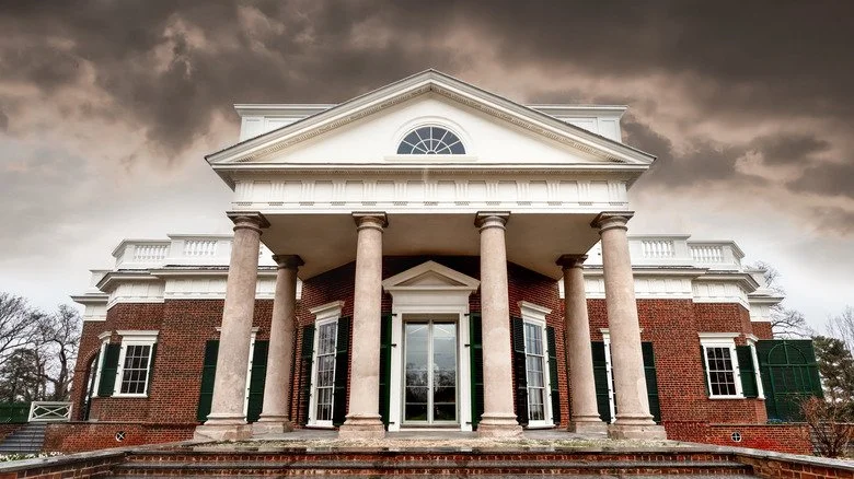 Monticello sous un ciel orageux