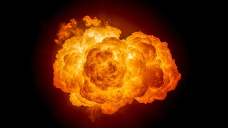 Explosion enflammée dans un ciel noir