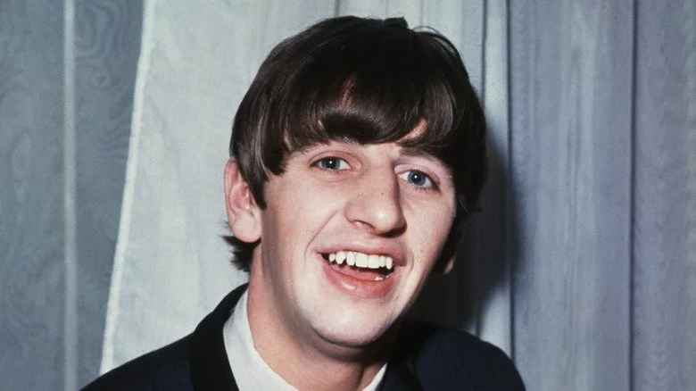 Ringo Starr souriant lors d'une photo promotionnelle de l'époque des Beatles