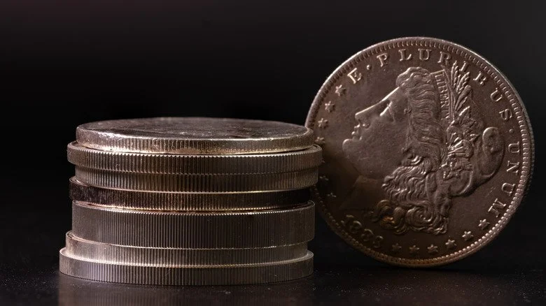 Pile de pièces dollar Morgan en argent