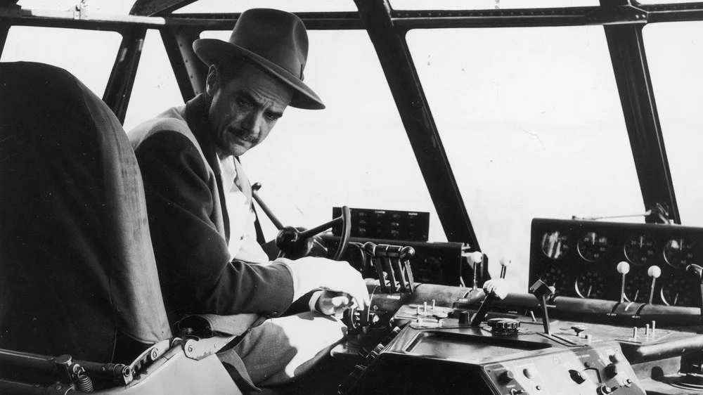 Howard Hughes dans le cockpit d'un avion