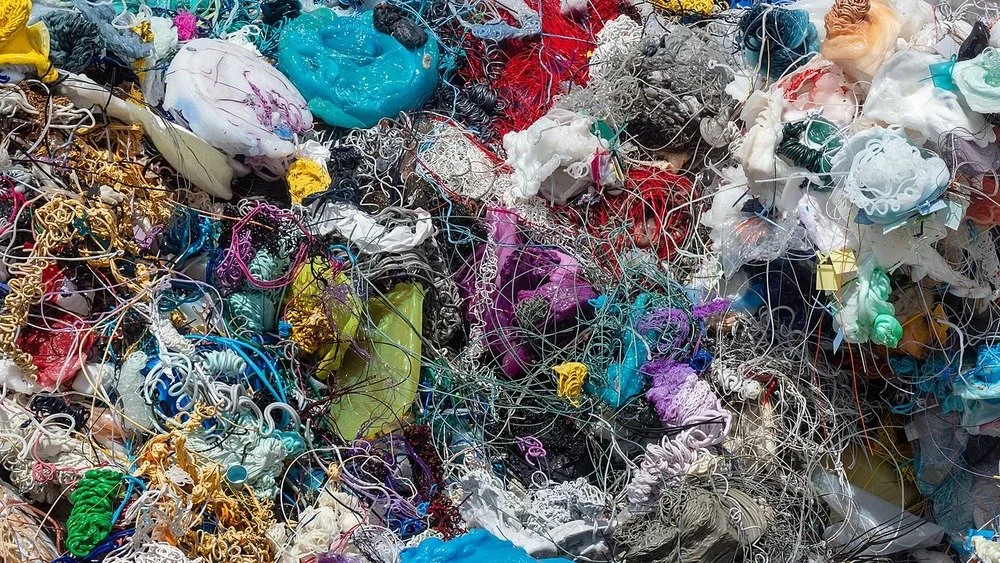 Déchets plastiques d’une machine de traitement dans un centre de recyclage