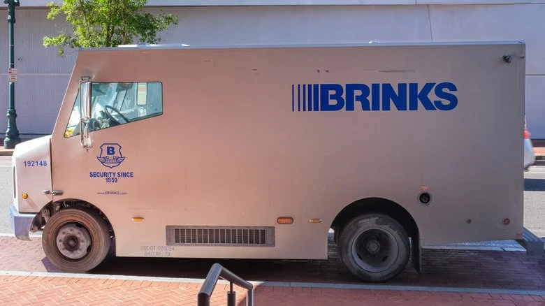 Vue latérale d'un camion blindé Brink's garé