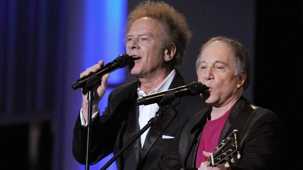 Les musiciens folk-rock Art Garfunkel et Paul Simon