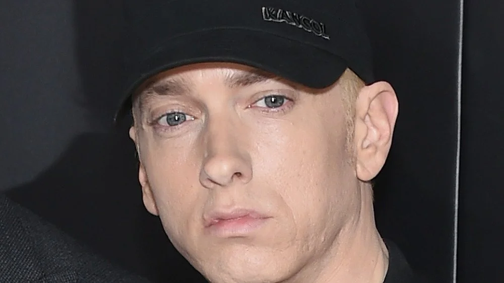 Eminem fronçant les sourcils
