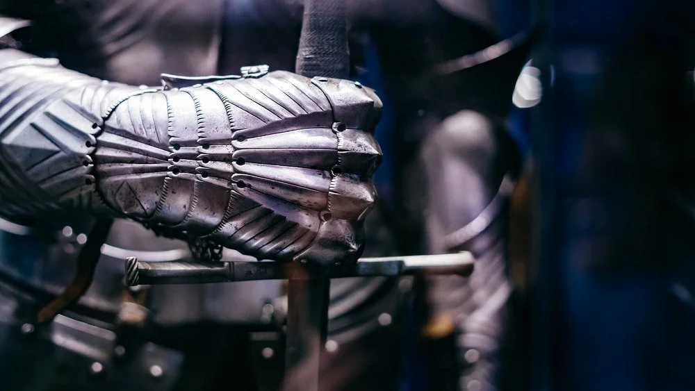 Chevalier médiéval tenant une épée