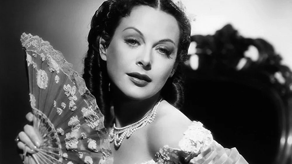 Hedy Lamarr avec un éventail