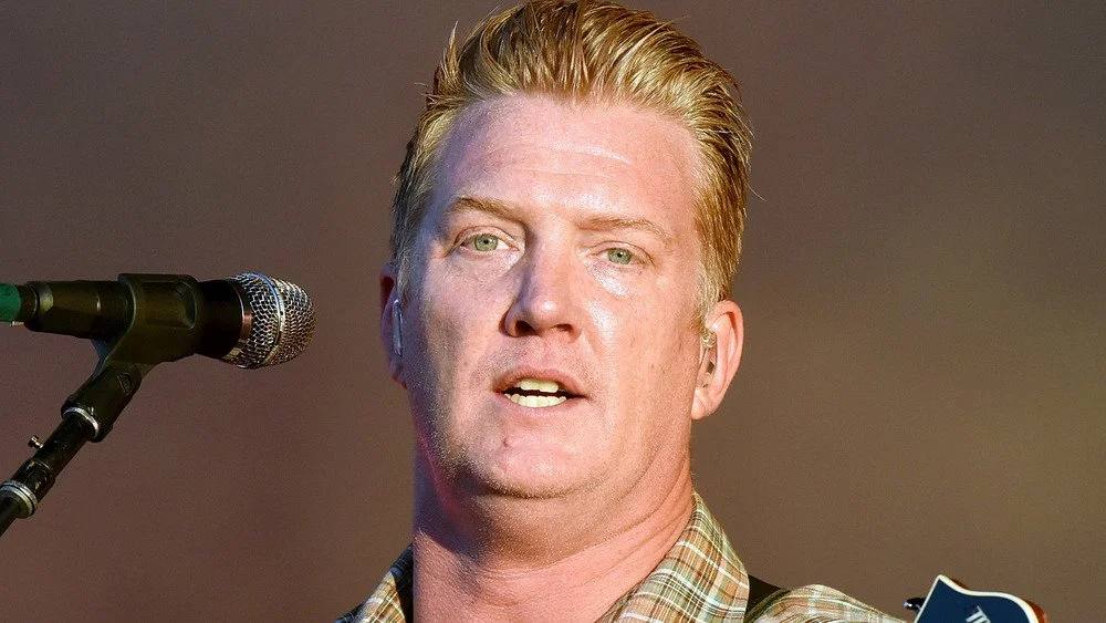 Josh Homme de Queens of the Stone Age au micro