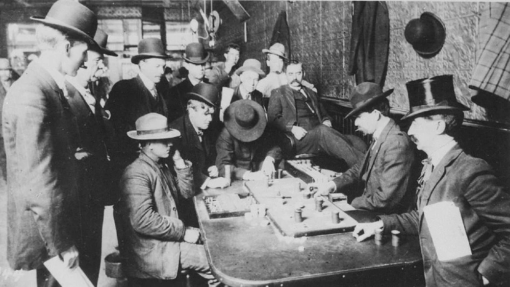 Joueurs autour d'une table de jeu au Far West