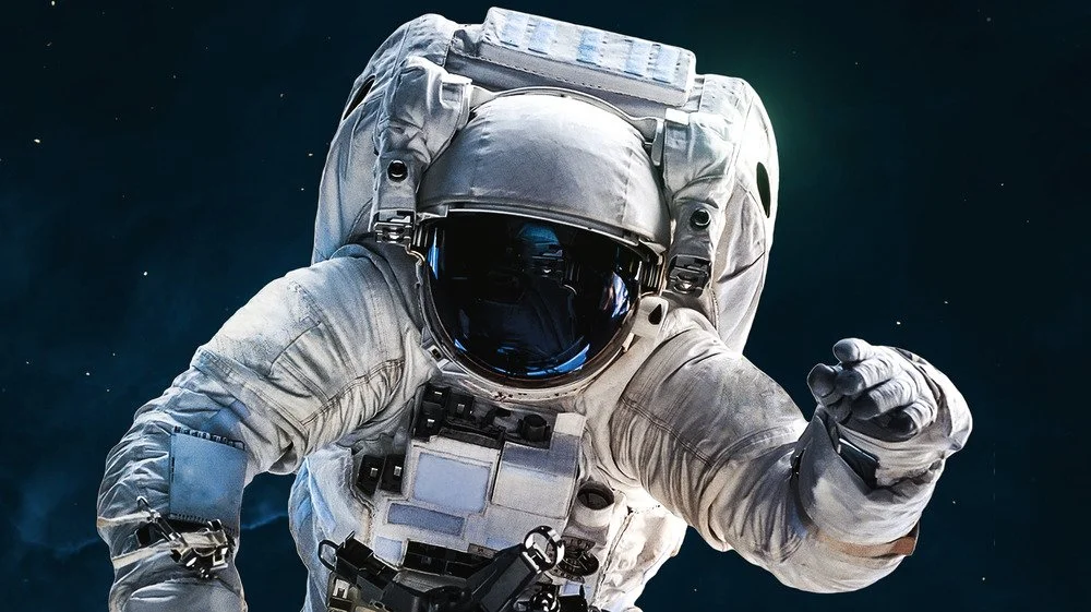 Astronaute flottant dans l'espace