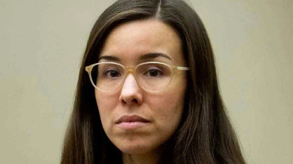 Jodi Arias portant des lunettes