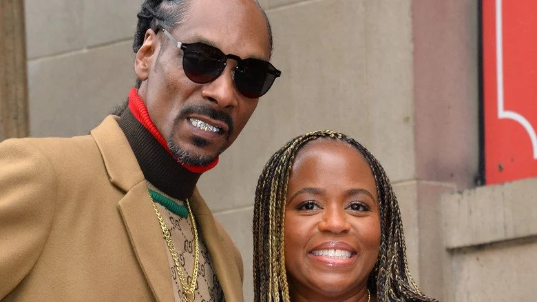 Snoop Dogg et sa femme sourient