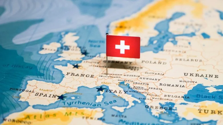 Drapeau épinglé sur une carte de la Suisse
