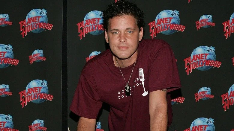 Corey Haim regardant la caméra