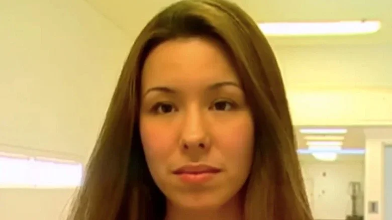 Jodi Arias regardant devant elle
