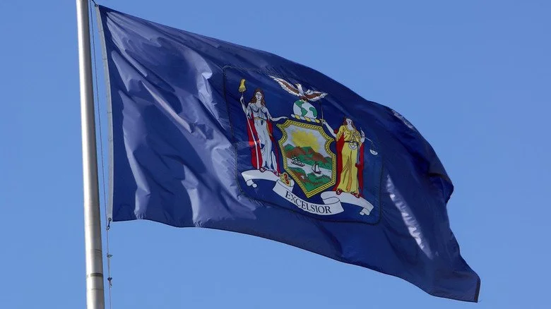 Drapeau de l'État de New York flottant