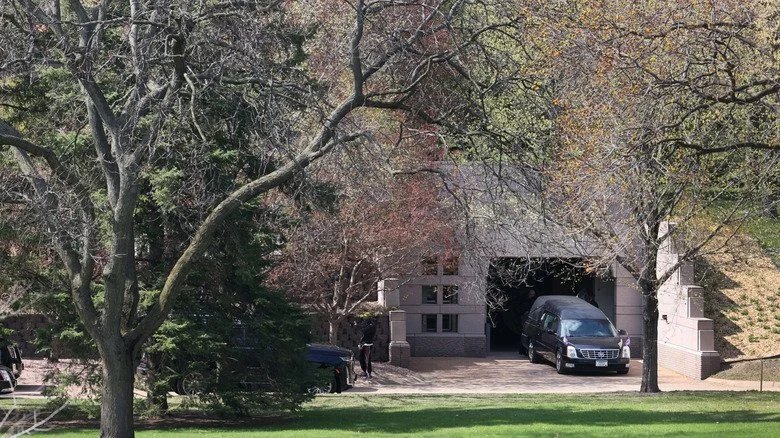 Un corbillard à l'entrée d'un funérarium dans le Minnesota.