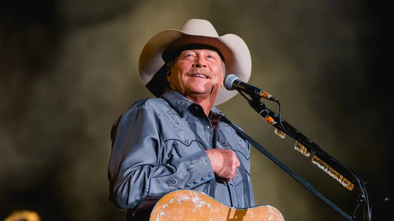 Alan Jackson sur scène avec une guitare en 2019