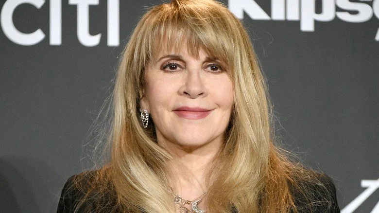 Stevie Nicks souriante