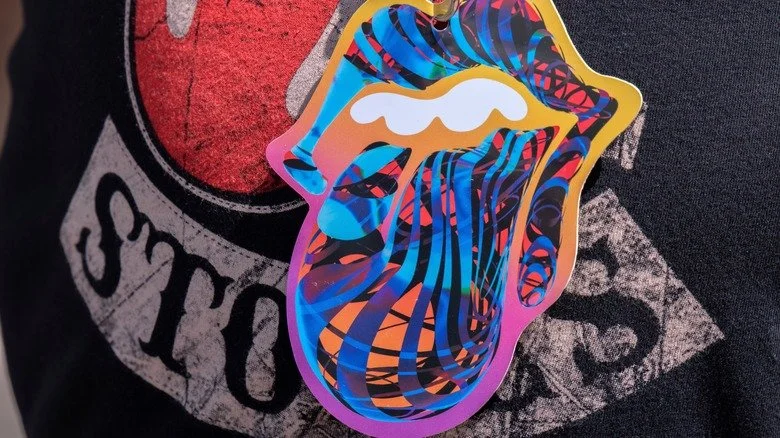 Logo multicolore des Rolling Stones avec langue rouge partielle et nom Stones