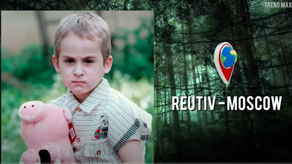 Ivan Mishukov tenant un cochon en peluche