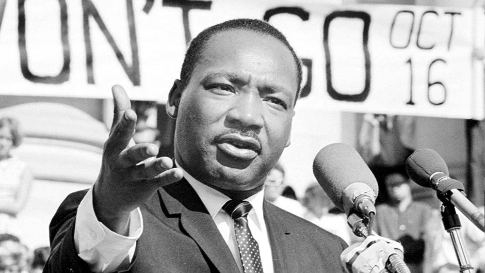 Martin Luther King Jr. parlant au podium