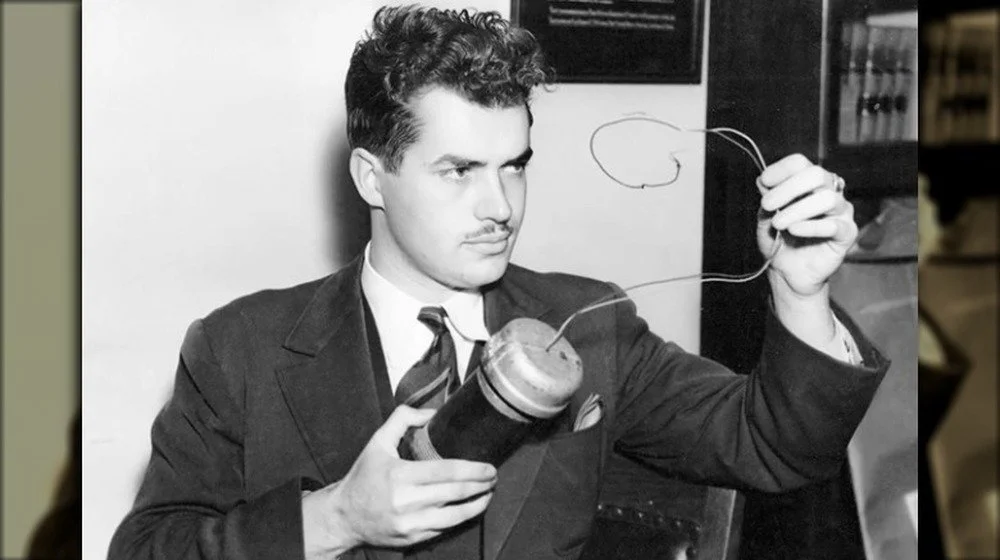 Jack Parsons avec des explosifs
