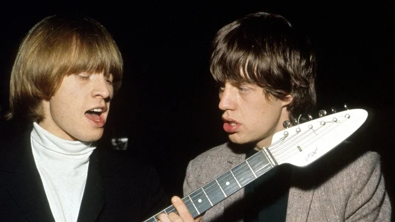 Mick Jagger et Brian Jones chantant en 1966