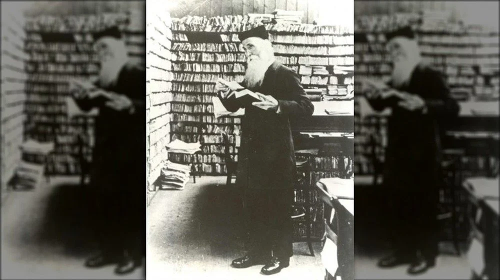 James Murray observant des entrées du dictionnaire