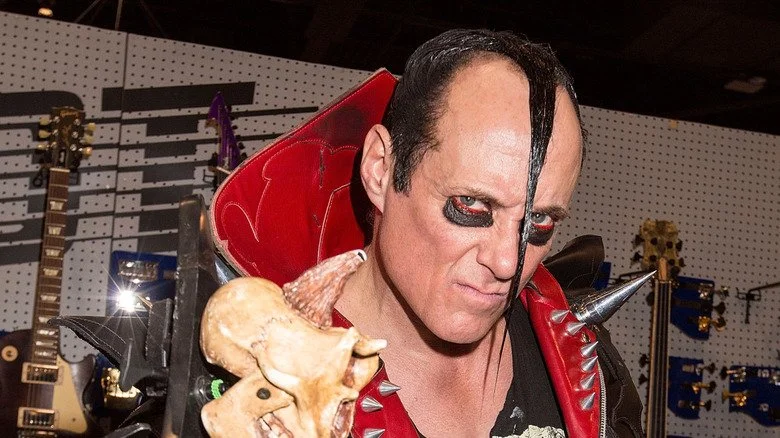 Jerry Only des Misfits tenant sa basse en 2016
