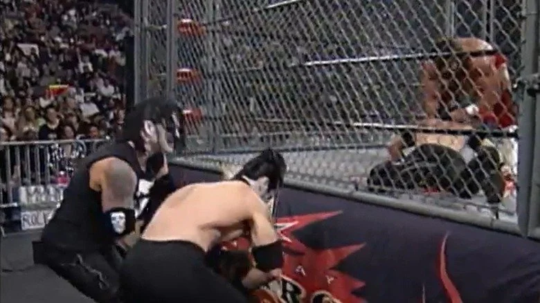 Vampiro et les Misfits à l’extérieur de la cage en acier lors de WCW Monday Nitro en 1999