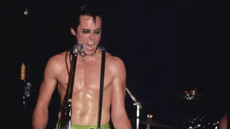Jerry Only des Misfits chantant et jouant de la basse sur scène à New York en 1979