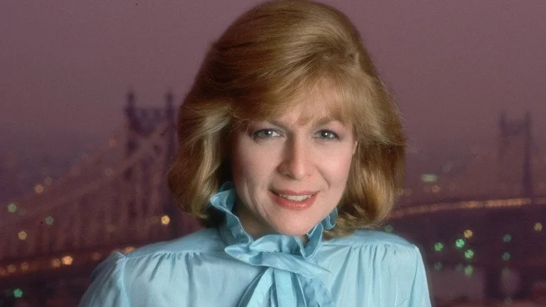 Jessica Savitch posant devant une silhouette de ville