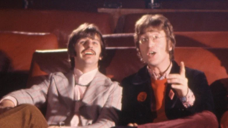 Ringo Starr assis avec John Lennon dans une salle de cinéma