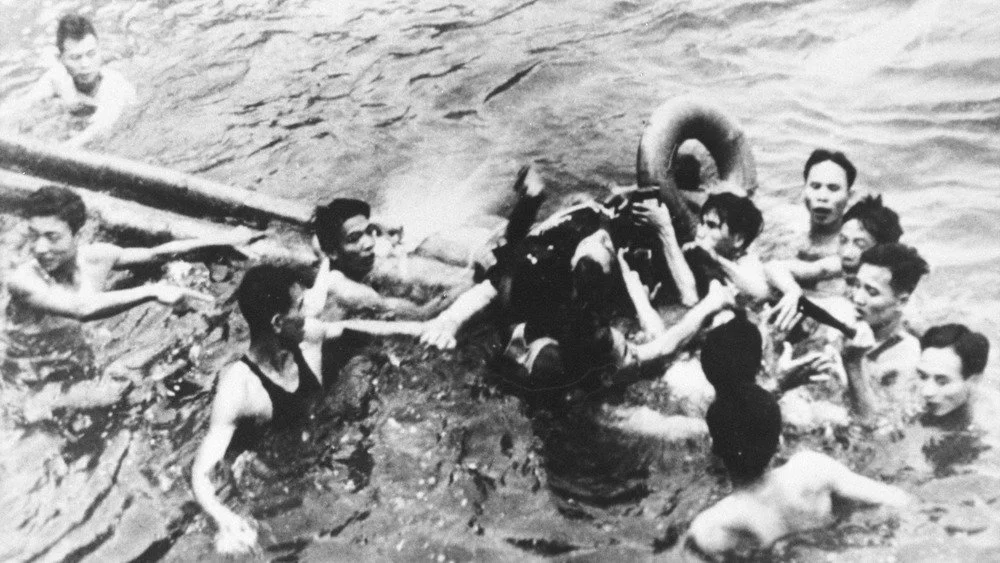 John McCain tiré d'un lac à Hanoi