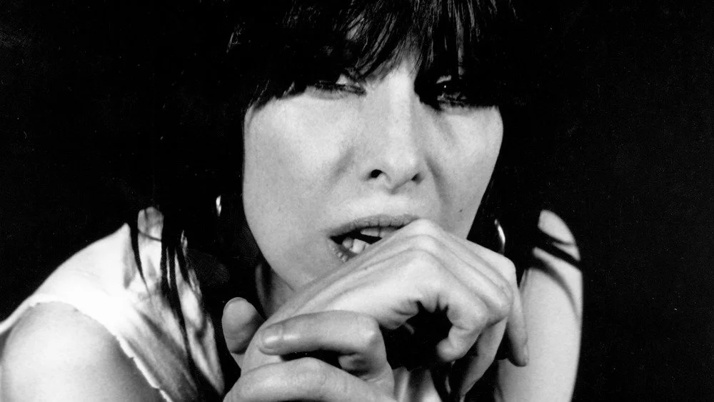 Chrissie Hynde avec les mains croisées
