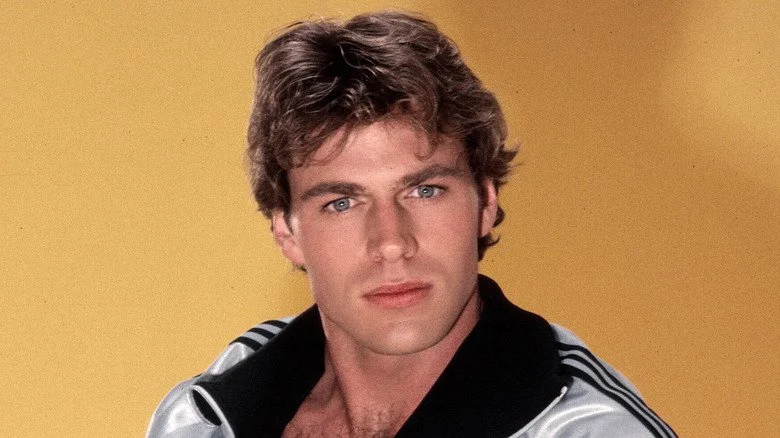 Jon-Erik Hexum modélisant une tenue de sport