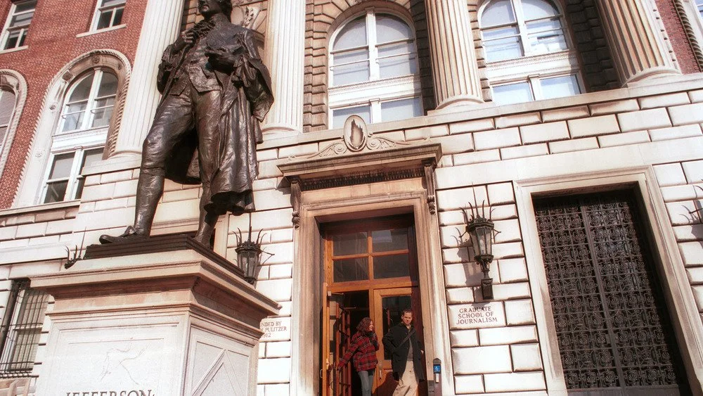 Étudiants sortant de la Columbia University School of Journalism dans le Pulitzer Hall