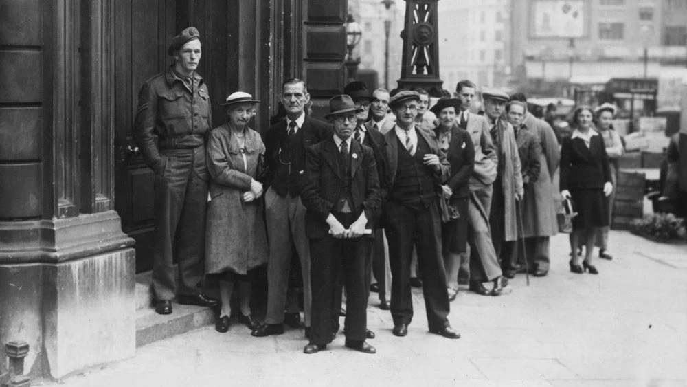 Public se rassemblant pour le procès de Joyce