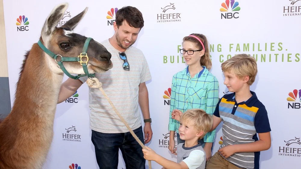 Jon Heder avec ses enfants et un lama en 2018 aux Universal Studios
