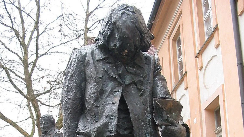 Statue de Kaspar Hauser la tête inclinée