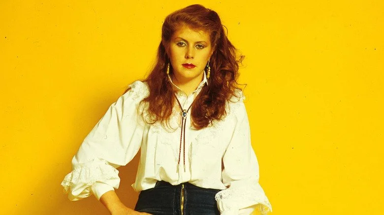 Kirsty MacColl sourire ironique dans une photo promo des années 80