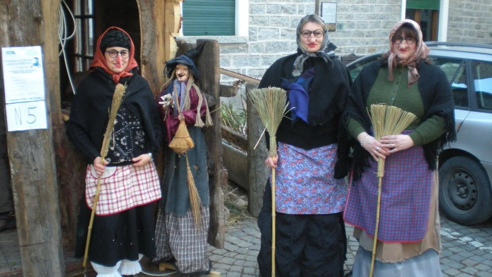 Trois femmes déguisées en La Befana, 2012