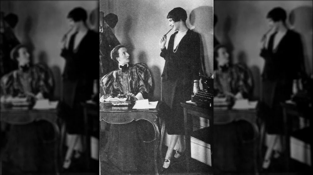 Jeune femme feignant d'être surprise par Lois Long